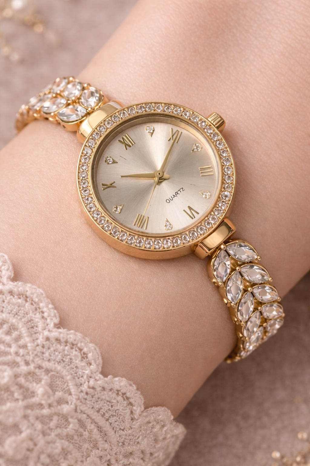 Şık Bayan Su Yolu Taşlı Kordon Ve Taşlı Kadran Gold Bayan Saati