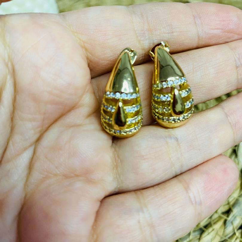 BAYAN ALTIN KAPLAMA DAMLA MODEL TAŞLI KÜPE