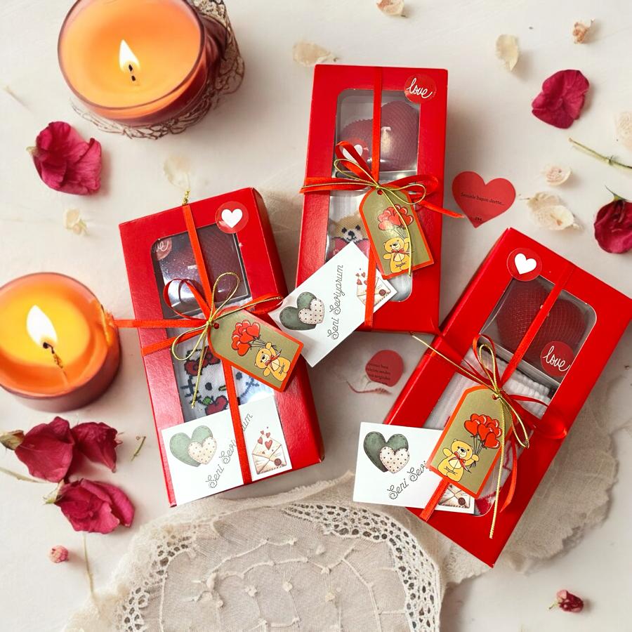 SEVGİLİLER GÜNÜ ÖZEL ÇORAP VE KALP MUM HEDİYE SETİ