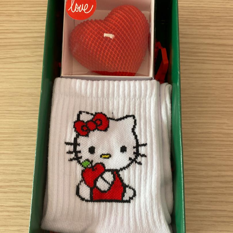 SEVGİLİLER GÜNÜ HELLO KİTY ÇORAP VE KALP MUM HEDİYE SETİ
