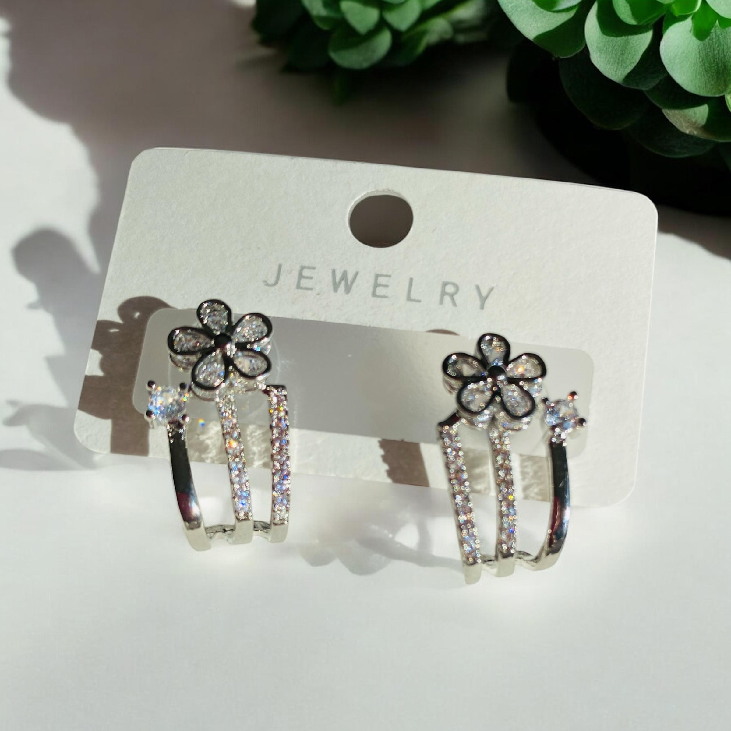 ŞIK BAYAN ÇİÇEK DETAYLI ZİRKON TAŞLI KÜPE