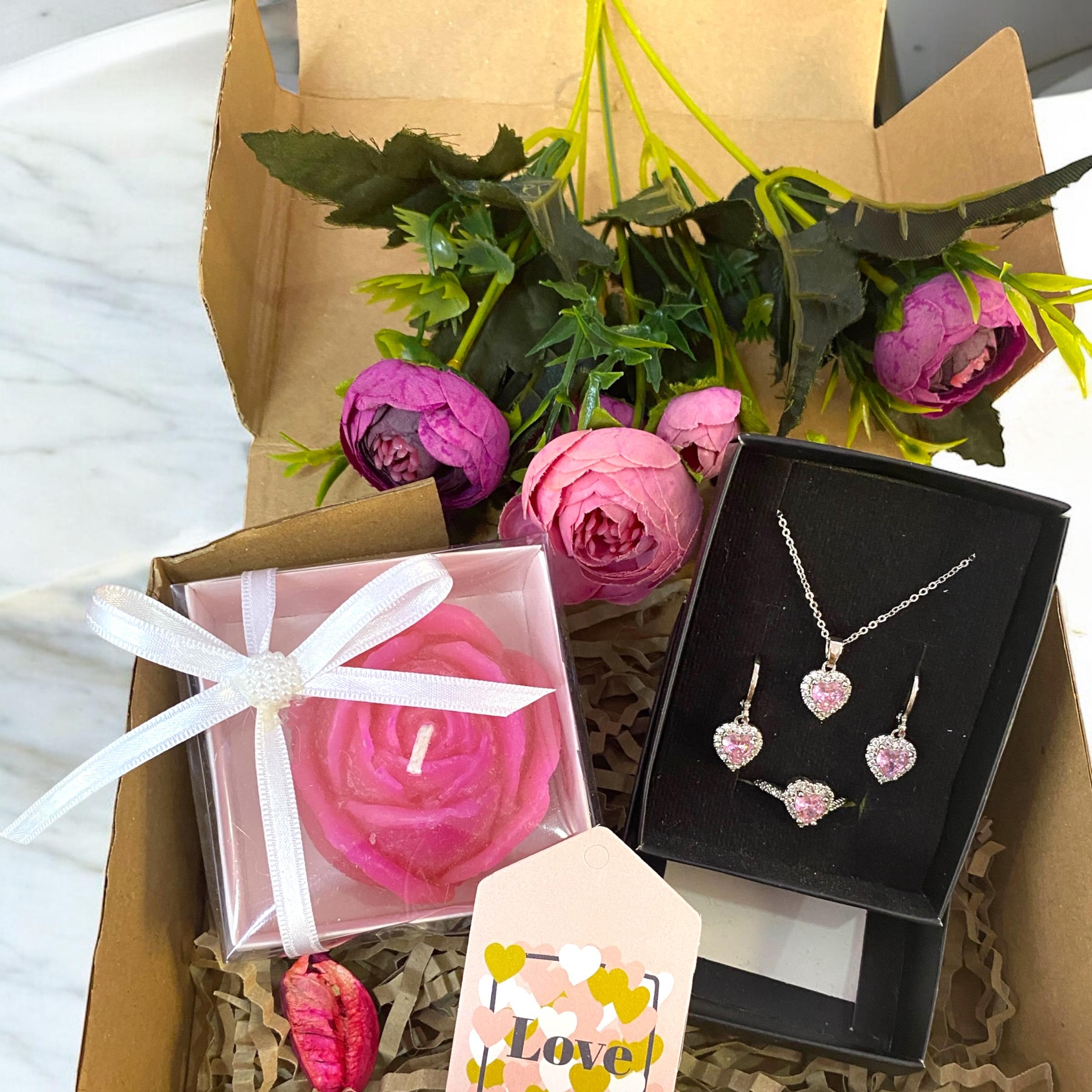 Sevgiliye Eşe Kalp Takı Seti Ve Gül Mum Hediye Seti